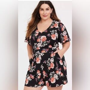 Torrid black floral cottagecore flutter sleeve smocked short romper pockets SZ 0